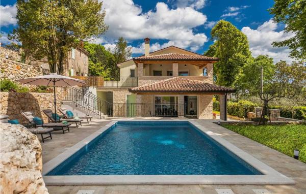 A la foto es mostra l'objecte Villa Nona Nina situat a la ciutat de Labin.