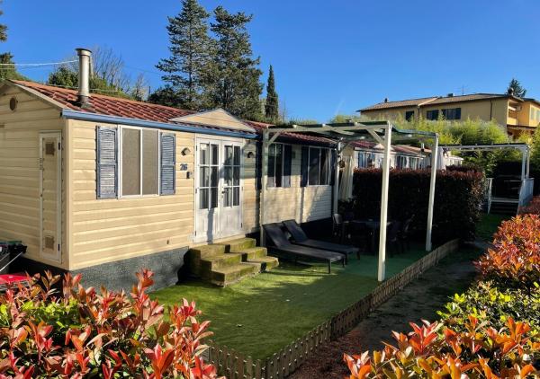 Na zdjęciu widoczny jest obiekt Holiday Travel Genius Family Mobile Home with Pool, Terrace at Toscana Holiday Park położony w mieście Castelfranco di Sotto.