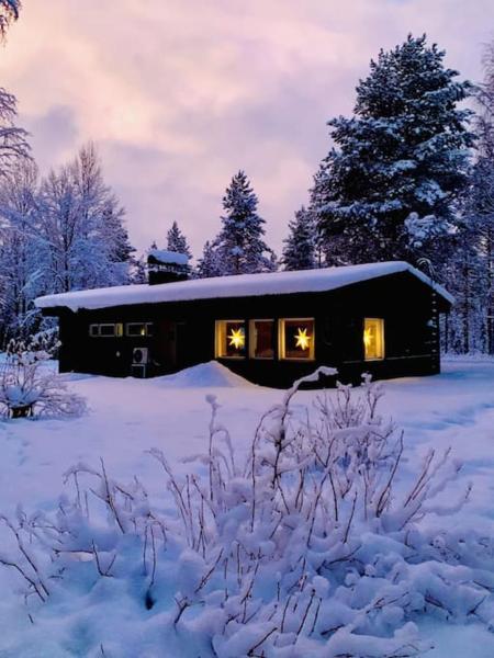 Auf dem Foto ist das Objekt Arctic Guesthouse in der Stadt Vikajärvi zu sehen.