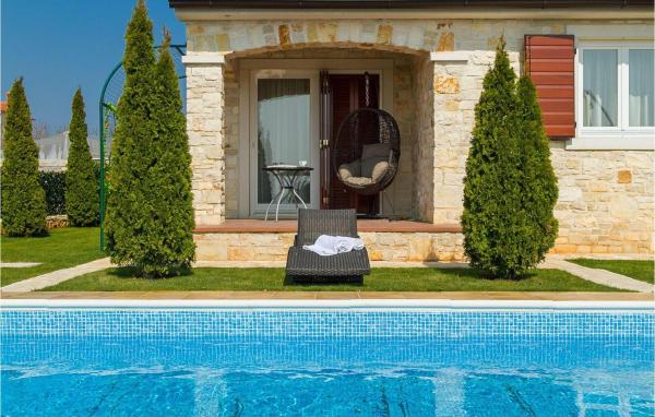 A la foto es mostra l'objecte Villa Girasole situat a la ciutat de Poreč.