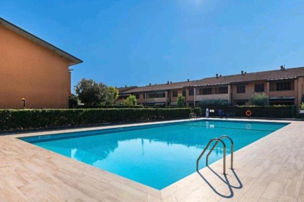 A la foto es mostra l'objecte Blue, Relax con piscina e garage situat a la ciutat de Sirmione.