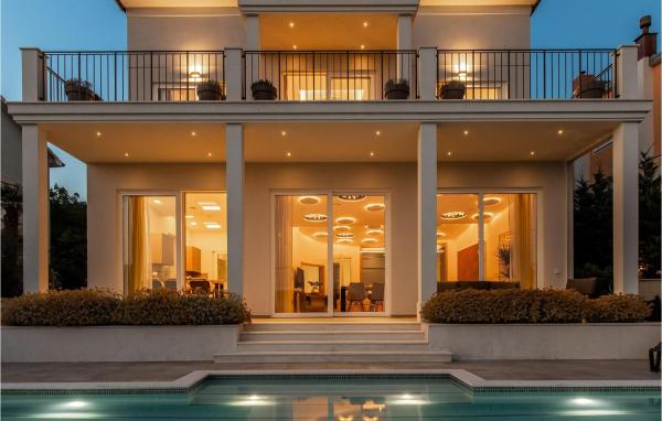 写真にはシュムリカ市にあるVilla Margo Lorettaが写っています。