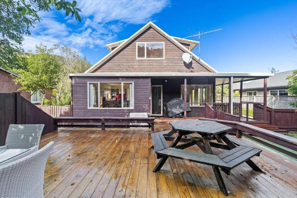 照片显示了位于Tata Beach市的Aroha at Tata - Golden Bay Holiday Home物件。
