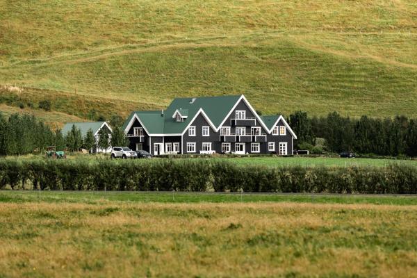 Op de foto is het object Skálakot Manor Hotel te zien, gelegen in de stad Varmahlíð.