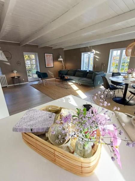På bildet vises objektet Unique and Charming 2 Bedroom Apartment with Free Parking som ligger i byen Ålborg.