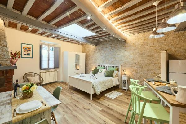 The photo shows the La Casina di Barbara located in the city of Sinalunga.