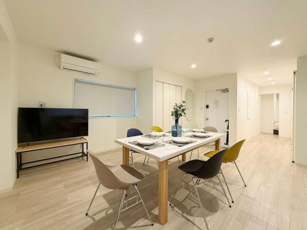 Na zdjęciu widoczny jest obiekt b hotel NaouBLD - Comfortable 2BR Apartment in Hatchobori for 10 Guests położony w mieście Hiroszima.