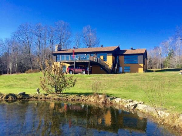 La photo montre l'objet Spacious luxurious Villa, bright cottage, pool, Jacuzzi, sauna, nature situé dans la ville de Mansonville.