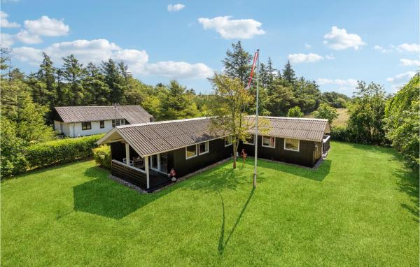 A la foto es mostra l'objecte Cozy Home In Ulfborg With Wifi situat a la ciutat de Sønder Nissum.
