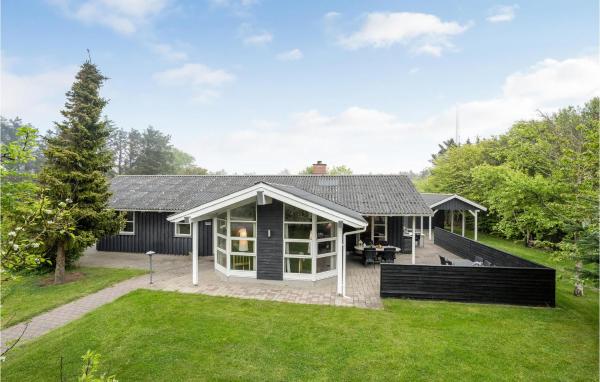 На фото показан объект Holiday Home Pramvej Hjørring, расположенный в городе Лёнструп.