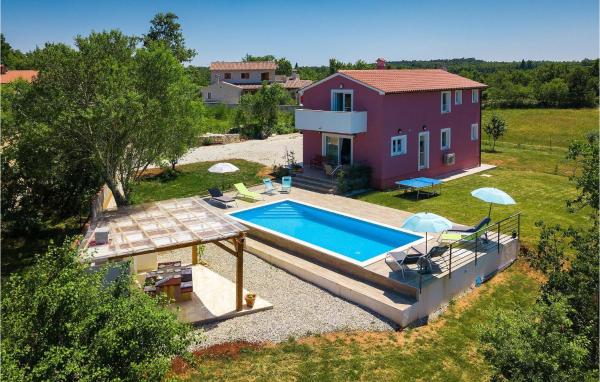A la foto es mostra l'objecte Villa May situat a la ciutat de Poreč.