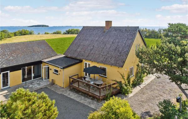 照片显示了位于Bandholm市的Three-Bedroom Holiday Home In Bandholm物件。