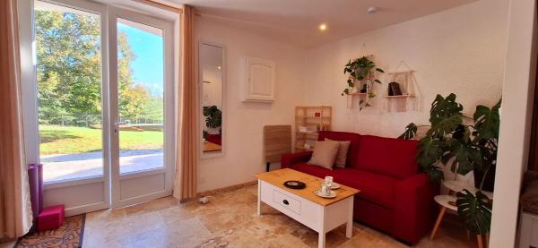 På billedet ses objektet Les Gites Sur La Colline - 28 m2 one bedroom gite with shared pool beliggende i byen Monbahus.