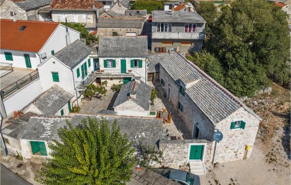 A la foto es mostra l'objecte Cozy Home In Primosten With Wifi situat a la ciutat de Vezac.