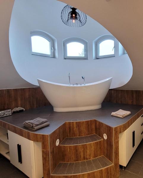 The photo shows the Designer Loft mit Kamin am Rande von Graz located in the city of Neupirka.