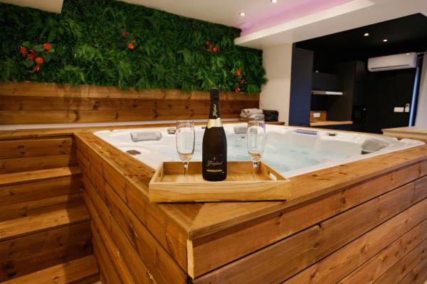 A la foto es mostra l'objecte L'Hakuna - Suite & Spa situat a la ciutat de Moeuvres.