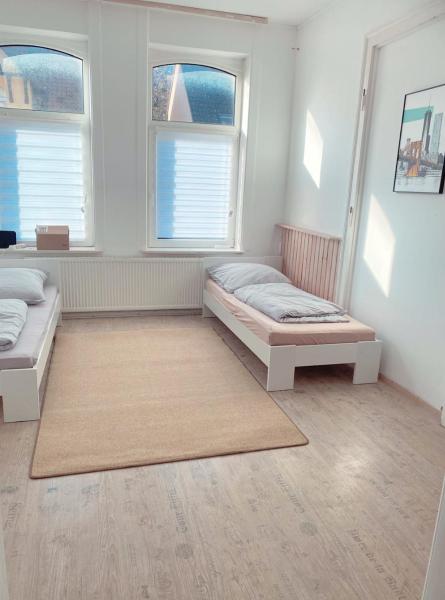 Na foto é possível ver o objeto Große & Moderne 4-Zimmer Wohnung localizado na cidade de Lehrte.