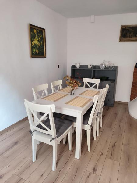 Na zdjęciu widoczny jest obiekt Apartament pod Wieżą Srebrna Góra położony w mieście Budzów.