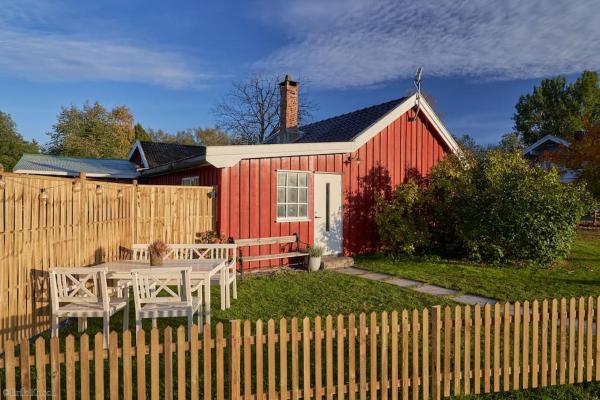 På bildet vises objektet Koselig hytte på gårdstun i Oslo som ligger i byen Oslo.