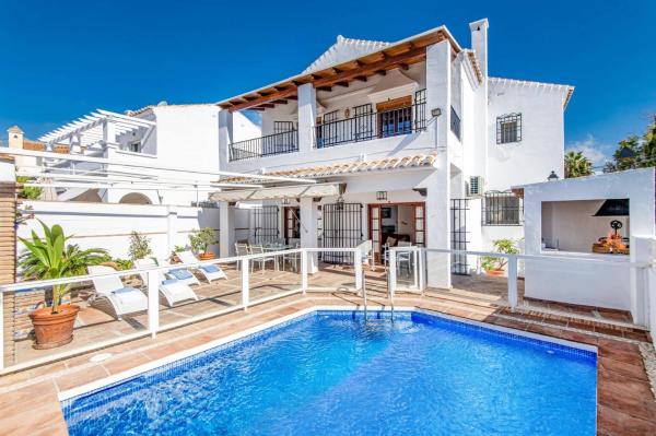 Na fotografii je vidět objekt Villa Cajal Parador by Villa Plus nacházející se ve městě Nerja.