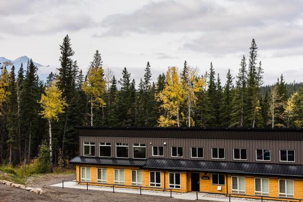A la foto es mostra l'objecte Jasper East Hostel - Near Jasper National Park East Gate Entrance situat a la ciutat de Jasper.