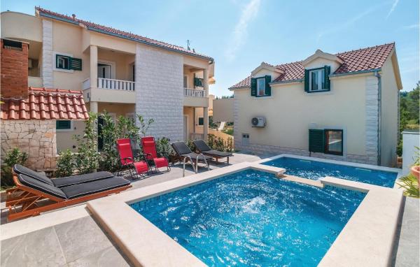 A la foto es mostra l'objecte Three-Bedroom Holiday Home In Sutivan situat a la ciutat de Sutivan.
