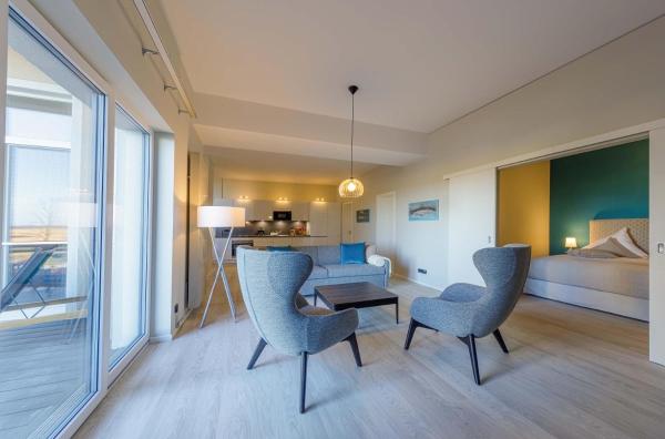 På billedet ses objektet Moderne 5 Sterne Ferienwohnung Welleneck im malerischen Ostseebad Wustrow beliggende i byen Wustrow.
