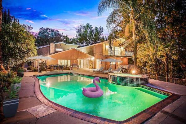 A la foto es mostra l'objecte Pacific Dreams at Woodland Hills - 8 BR with Pool & Hot Tub situat a la ciutat de Calabasas.