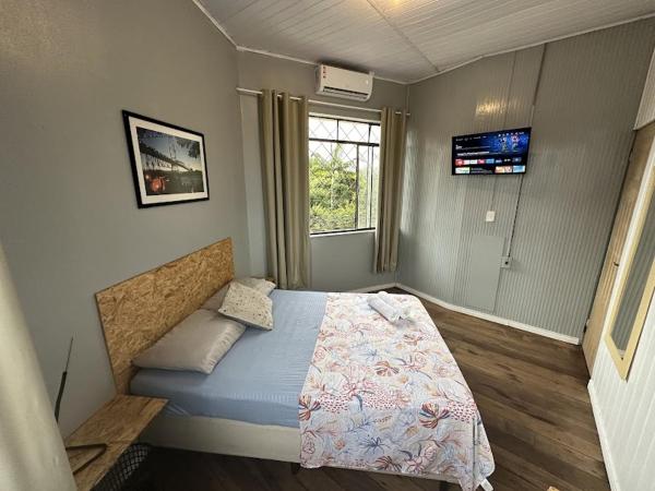Στη φωτογραφία φαίνεται το αντικείμενο Quarto 2 Econômico com Ar Cond e Smart Tv Filmes που βρίσκεται στην πόλη Itajai.