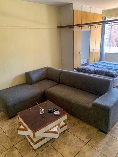 Foto 1: Spacious, Budget-Friendly Stay