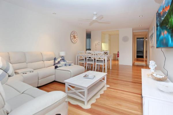 Fotografie 4: Beachfront on Bennetts Beaches Apartment 4