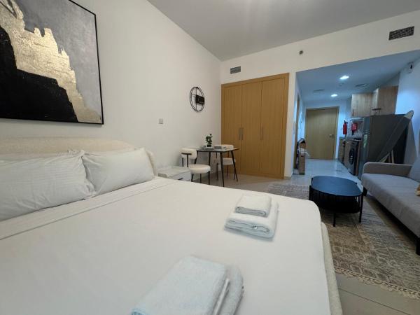A la foto es mostra l'objecte ASHRI HH Spacious Studio in May Residence JVC situat a la ciutat de Dubai.
