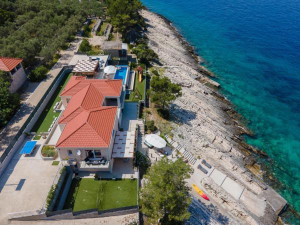 Na fotografii je vidět objekt Beachfront Villa Grski Rat Korčula with pool nacházející se ve městě Blato.