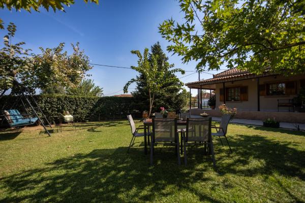 A la foto es mostra l'objecte Σπίτι με κήπο στους Γόμφους Τρικάλων situat a la ciutat de Gómfoi.