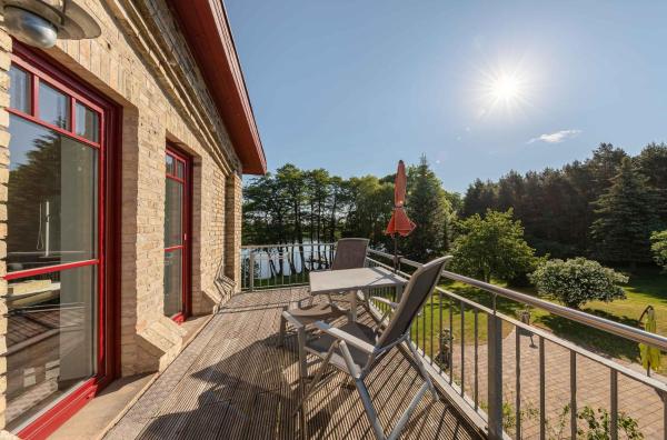 La photo montre l'objet Zwergtaucher - Ferienwohnung mit Balkon, Seeblick & Freizeitangeboten am See situé dans la ville de Loppin.