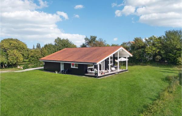 A la foto es mostra l'objecte Three-Bedroom Holiday Home In Askeby situat a la ciutat de Askeby.