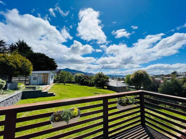 The photo shows the Garden House 15 min to Hobart CBD located in the city of Glenorchy.