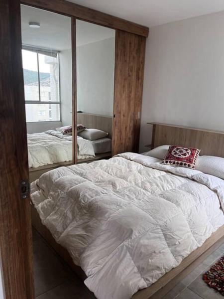 写真にはYumbo市にあるYumbo apartment Completoが写っています。