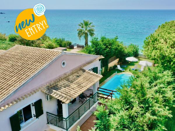 Na zdjęciu widoczny jest obiekt Beachfront Villa Rania with private pool by DadoVillas położony w mieście Halikounas.