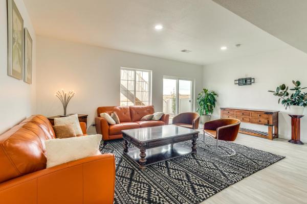 På billedet ses objektet Family-Friendly Aurora Apt with Shared Patio! beliggende i byen Aurora.