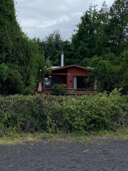 A la foto es mostra l'objecte Casa familiar entre Lican Ray y Conaripe con acceso directo al lago Calafquen situat a la ciutat de Coñaripe.