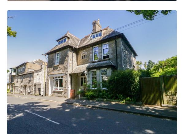 The photo shows the Seaside & Lake District Retreat located in the city of Arnside.