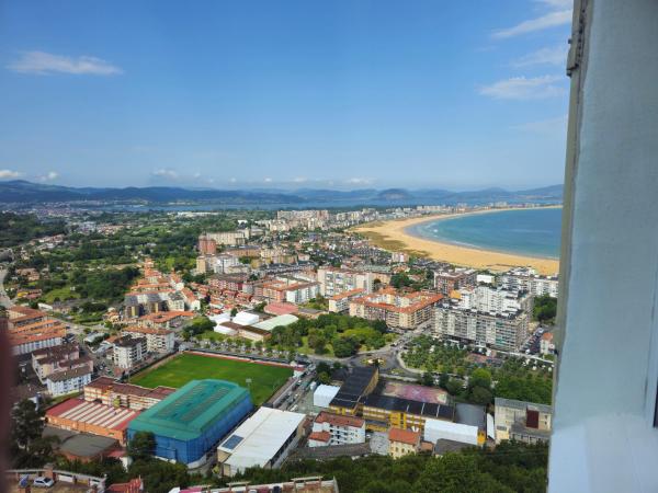Nella foto è visibile l'oggetto La Torre, vistas a la bahía situato nella città di Laredo.