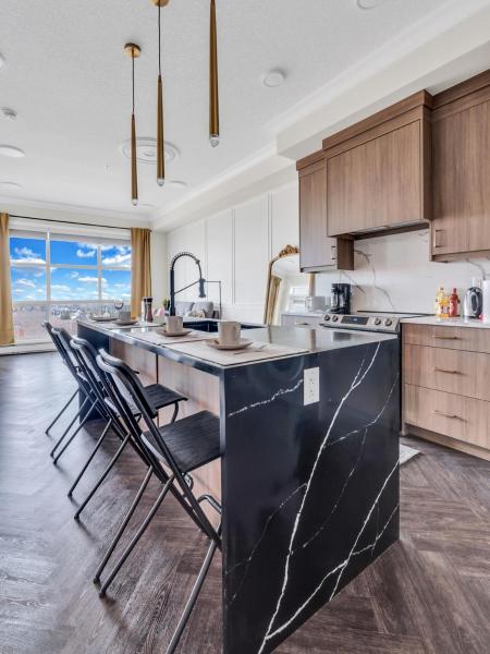En la foto se muestra el objeto Elegant Downtown Condo with Balcony & Parking ubicado en la ciudad de Calgary.