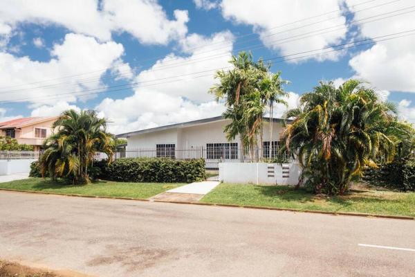Villa in een rustige wijk van Paramaribo Noord, Парамарибо