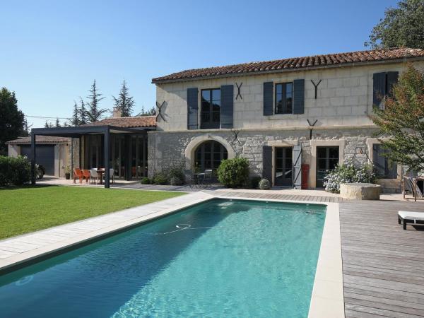 A la foto es mostra l'objecte **Charmant Mas Rénové avec Piscine et Jardin au Cœur de la Provence!** - FR-1-599-17 situat a la ciutat de Saint-Étienne-du-Grès.