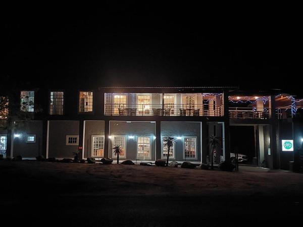 The photo shows the @The Drakens Lodge located in the city of Hoedspruit.