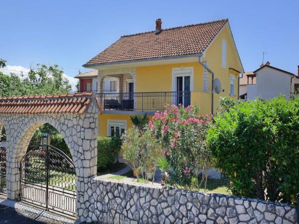 Op de foto is het object Holiday home in center of ilo near beach te zien, gelegen in de stad Šilo.