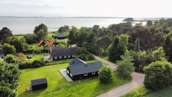 Stylish 8-person Holiday Home Just 5 Minutes Walk From The Sandy Beach - Aarhus