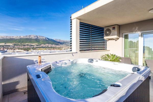照片显示了位于Split市的Luxury modern penthouse w jacuzzi & huge terrace物件。